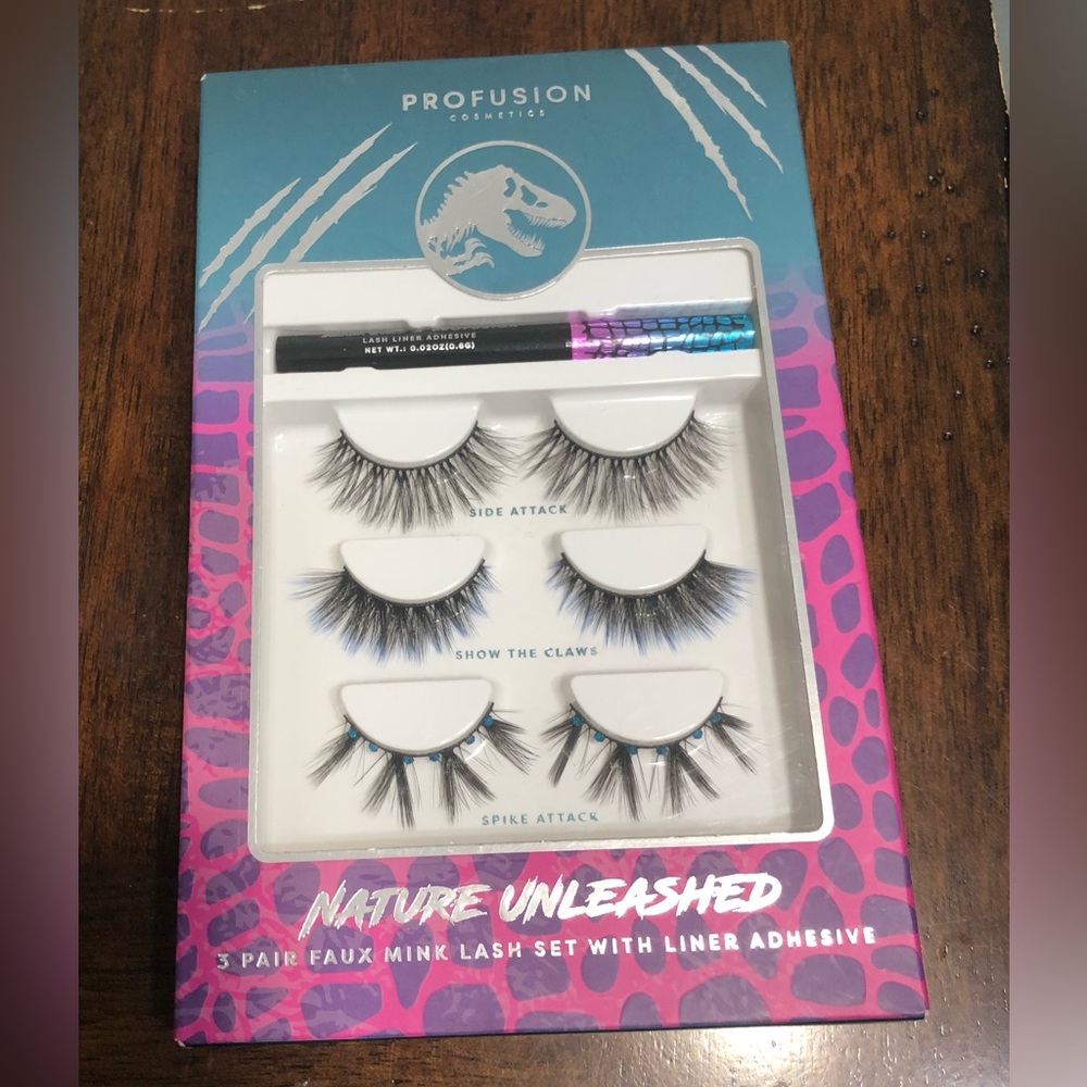 Profusion Cosmetics 3pair Faux Mink Lash Set with liner adhesive.